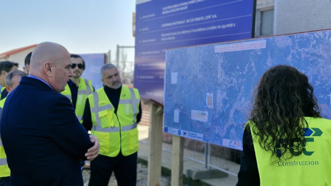 NEWS.ro: Premierul Bolojan, pe şantierul liniei de cale ferată Cluj-Napoca – Oradea – Episcopia Bihor, unde sunt întârzieri: Fără aplicarea de penalităţi constructorilor care nu-şi fac lucrările cum trebuie, nu se pot termina proiectele la timp