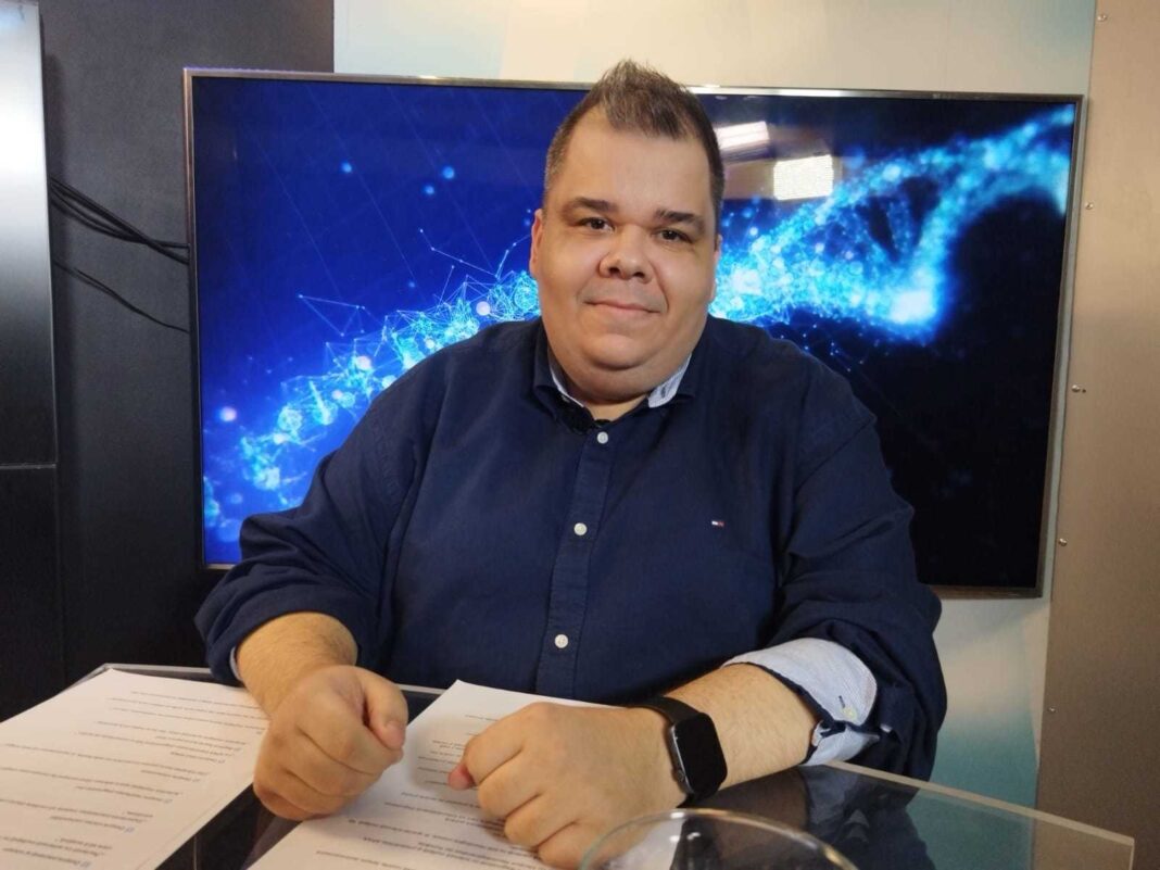 NEWS.ro: Preşedintele Asociaţiei Pacienţilor cu Afecţiuni Neurodegenerative din România: Scleroza multiplă e o afecţie neurodegenerativă, neurologică şi, din păcate, este o patologie autoimună/  Sunt trei doamne la un bărbat ca diagnosticare