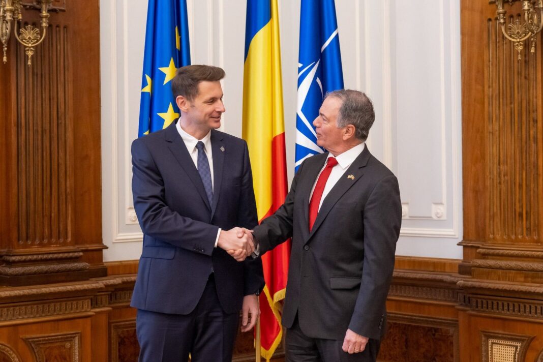 NEWS.ro: Preşedintele Senatului, Mircea Abrudean, l-a primit pe Darryl Nirenberg, ambasadorul SUA în România: Un ambasador al dialogului şi cooperării strategice! Prezenţa sa în poziţia de ambasador este un mare câştig, într-un moment cheie