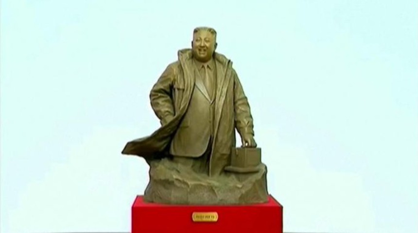 NEWS.ro: Prima statuie a lui Kim Jong Un, apăsând pe un buton de declanşare, dezvăluită de televiziunea de stat nord-coreeană