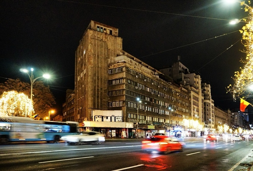 NEWS.ro: Primarul Capitalei anunţă că blocul Patria de pe Magheru intră în consolidare, iar terenul din faţa librăriei Cărtureşti va fi expropriat pentru a-l salva de la „betonare”: „Un «jmecher» vrea să construiască un bloculeţ în faţa clădirii-monument!