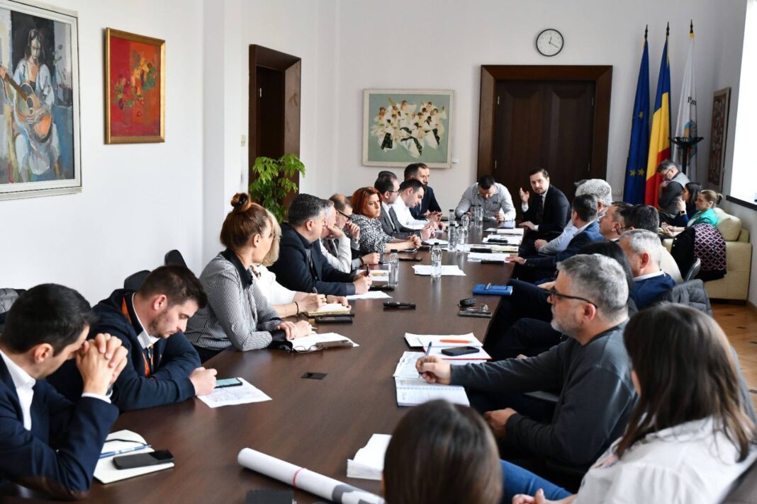 NEWS.ro: Primarul general, întâlnire cu reprezentanţii companiilor de utilităţi publice: Este obligatoriu să învăţaţi să vă coordonaţi / Nu e posibil ca noi să finlizăm investiţii, iar dumneavoastră să veniţi la scurt timp şi să spargeţi