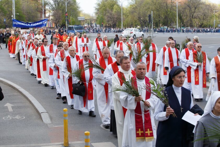 NEWS.ro: Procesiune romano-catolică de Florii în Bucureşti - Va începe de lângă Biserica Franceză, cu celebrarea de sfinţire a tradiţionalelor ramuri, şi se va încheia la Catedrala Sf. Iosif / Sfânta Liturghie, prezidată de ÎPS Aurel Percă / Restricţii de trafic