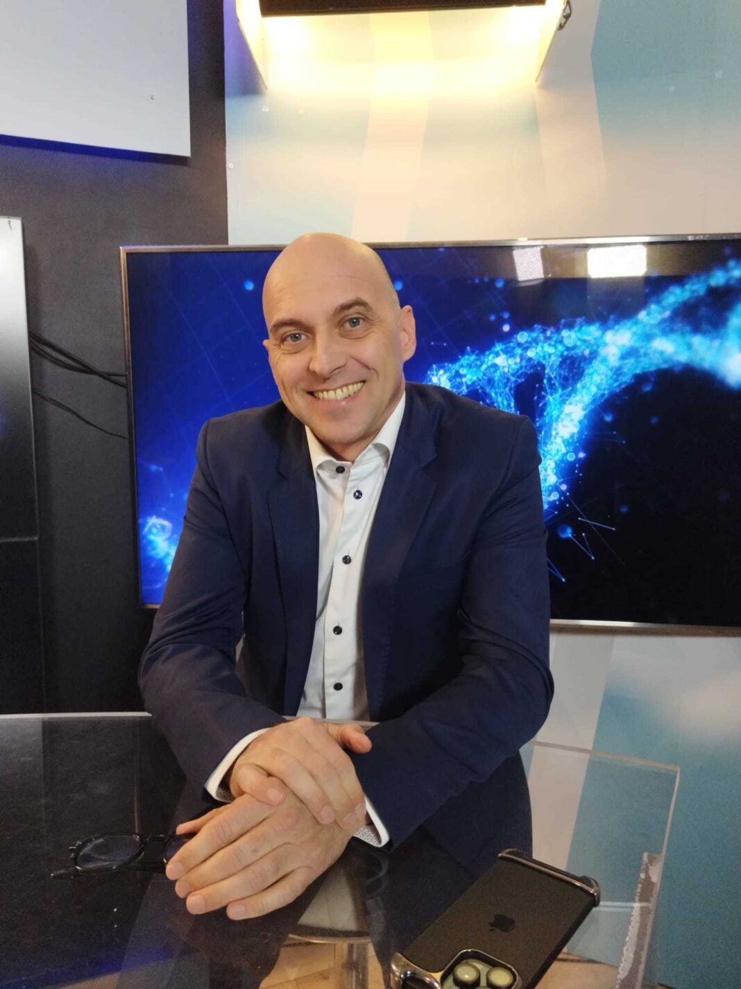 NEWS.ro: Prof. univ. dr. Horia Barbu: Implantul dentar nu doare. Dacă ai o durere după implant, înseamnă că e ceva în neregulă, nu trebuie să aştepţi
