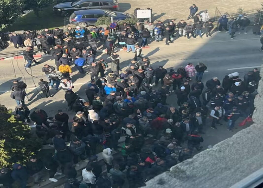 NEWS.ro: Protest al angajaţilor Complexului Energetic Oltenia în faţa sediului companiei, la Târgu Jiu/ Salariaţii sunt nemulţumiţi că administaţia nu mai prelungeşte contractele de muncă pentru aproape 1.500 de oameni