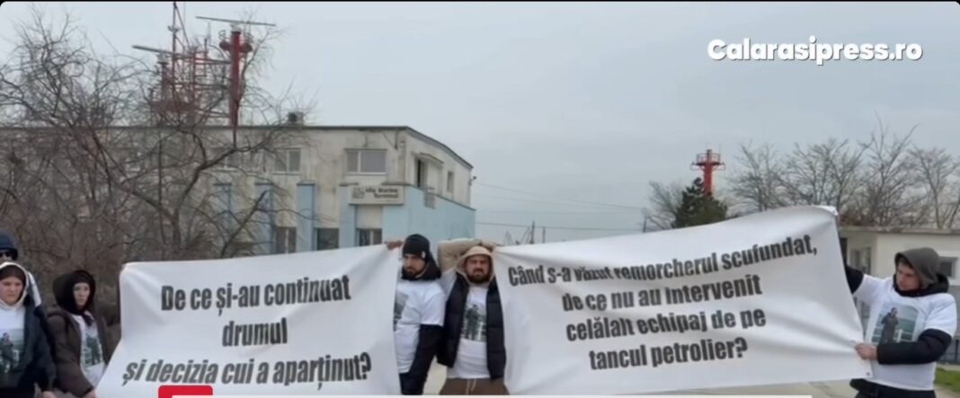NEWS.ro: Protest al familiilor marinarilor dispăruţi în accidentul naval din zona Midia / Oamenii susţin că remorcherul nu ar fi trebuit să facă manevra respectivă şi întreabă de ce echipajul de pe tancul petrolier nu a intervenit