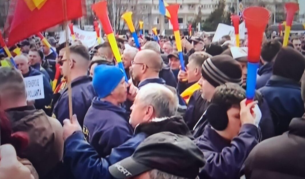 NEWS.ro: Protest masiv al minerilor şi energeticienilor de la CE Oltenia în faţa Guvernului/ Ei sunt nemulţumiţi de pierderea locurilor de muncă şi de perspectiva închiderii mineritului din 2030