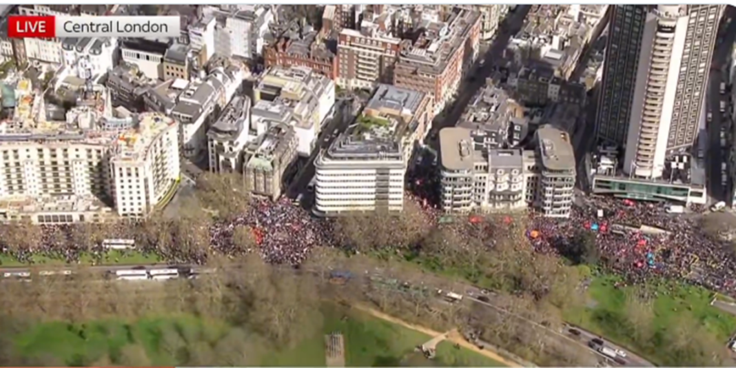 NEWS.ro: Protest masiv la Londra faţă de extrema dreaptă. Organizatorii spun că au fost jumătate de milion de oameni / Estimarea poliţiei, mult mai mică - VIDEO