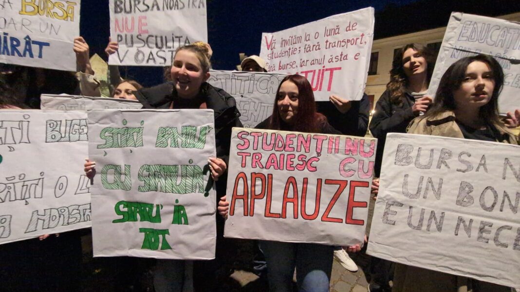 NEWS.ro: Proteste ale studenţilor în mai multe centre universitare. Tinerii atrag atenţia că, prin implementarea noilor prevederi care îi vizează, rata de abandon şcolar va fi tot mai mare