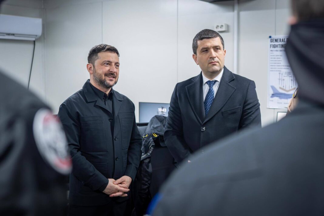 NEWS.ro: Radu Miruţă şi Volodimir Zelenski, vizită la Baza 86 Aeriană/ Miruţă: Există momente în care înţelegi că forţa unei ţări nu stă doar în arme, sau în bani. Stă, înainte de toate, în oamenii ei