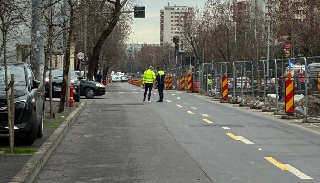 NEWS.ro: Restricţii temporare de trafic pe Bulevardul Basarabia, din Capitală, din cauza unei surpări în zona refugiului din apropierea intersecţiei cu Şoseaua Mihai Bravu/ Intervenţie a lucrătorilor Apanova - FOTO