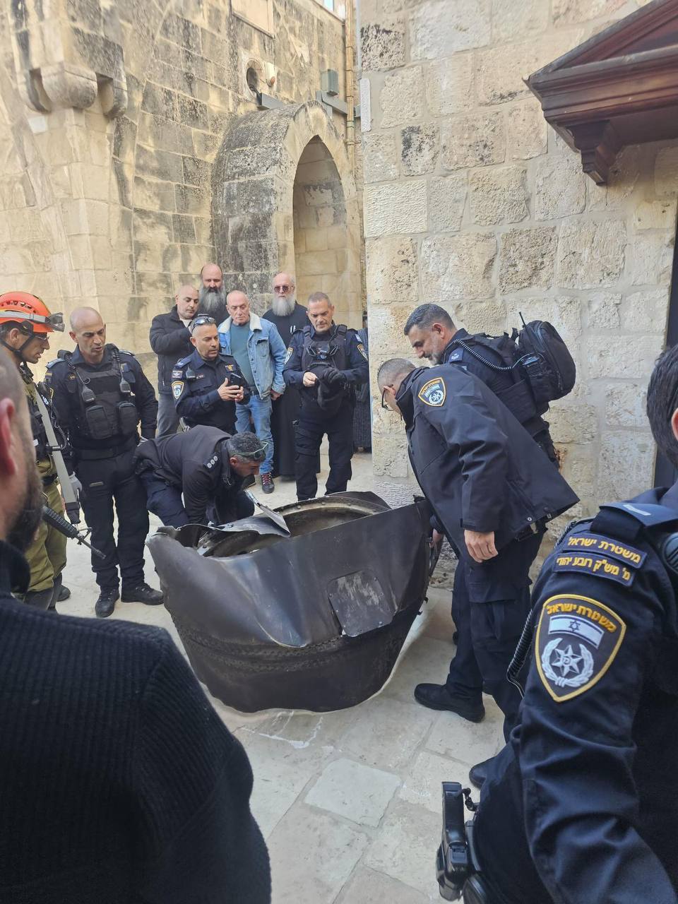 NEWS.ro: Resturi de rachete şi interceptori au căzut în locurile sfinte din Ierusalim - FOTO