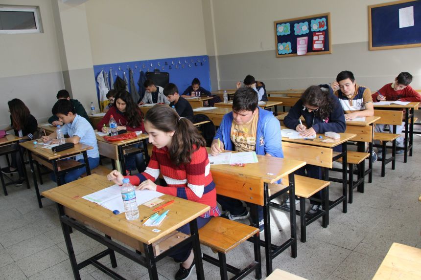 NEWS.ro: Rezultate simulare Evaluarea Naţională: La Matematică, mai mult de o treime dintre elevii de clasa a VIII-a nu au obţinut măcar nota 5/ La Română, aproape o treime au luat sub 5
