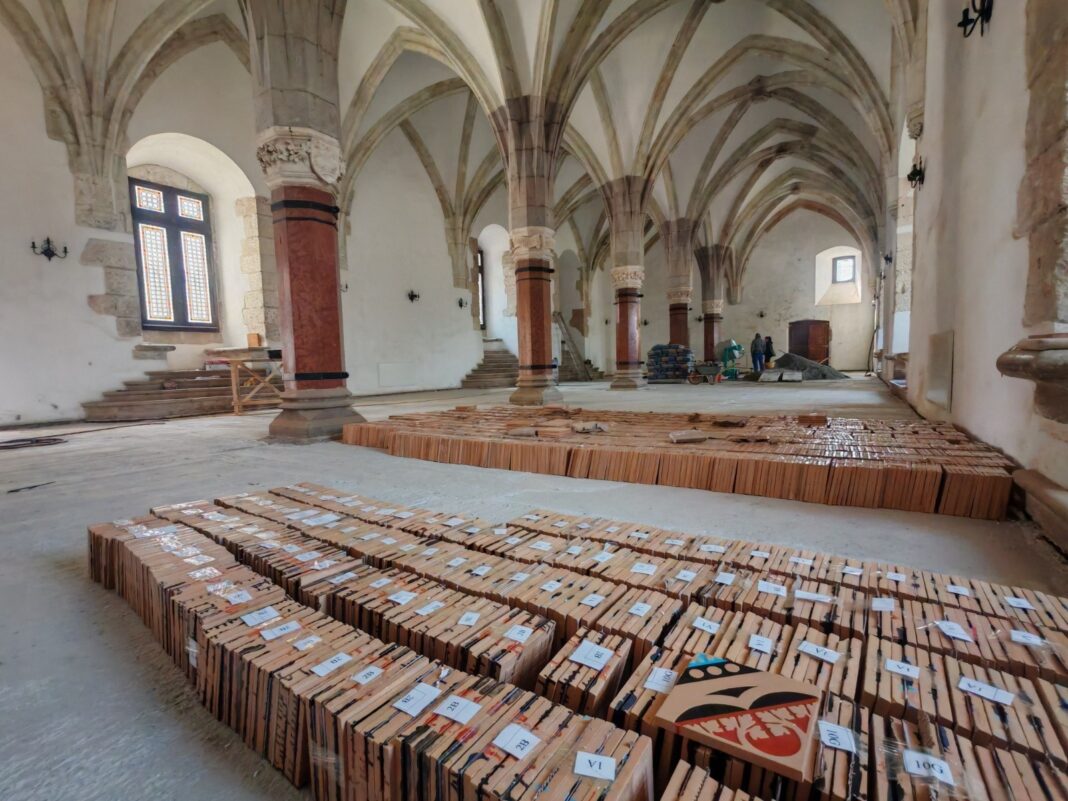NEWS.ro: Sala Cavalerilor din incinta Castelului Corvinilor din Hunedoara, în ultima etapă de restaurare/ Sunt montate aproape 8.000 de plăci ceramice realizate manual în Ungaria