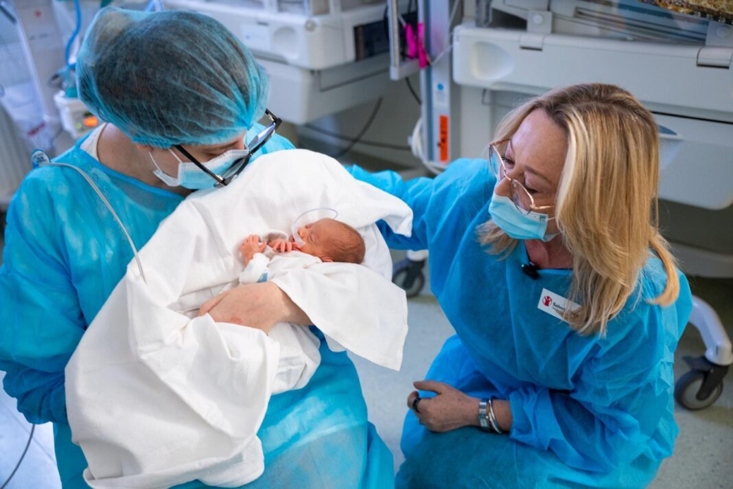 NEWS.ro: Salvaţi Copiii: Aproape una din zece naşteri are loc prematur şi poate cauza declanşarea depresiei postnatale / Specialiştii recomandă includerea serviciilor de evaluare şi consiliere psihologică în pachetul de servicii oferite în maternităţi