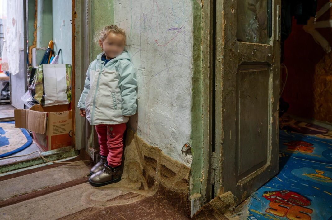 NEWS.ro: Salvaţi Copiii: Procentul copiilor români sub 16 ani afectaţi de privaţiuni materiale, peste dublul mediei UE. Grupa 10 - 15 ani, cea mai afectată/ Aproape jumătate dintre copiii afectaţi de sărăcie nu participă la evenimente şcolare sau excursii