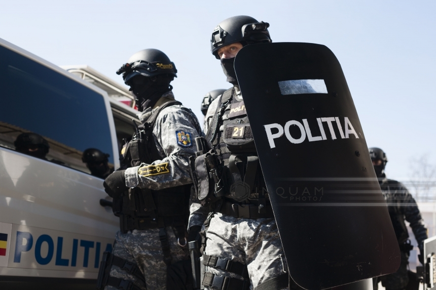 NEWS.ro: Şase persoane arestate şi cinci sub control judiciar, într-un caz de furturi de mărfuri în urma deturnării unor transporturi, cu un prejudiciu de peste 1,3 milioane de euro/ Au fost făcute zeci de percheziţii în trei judeţe