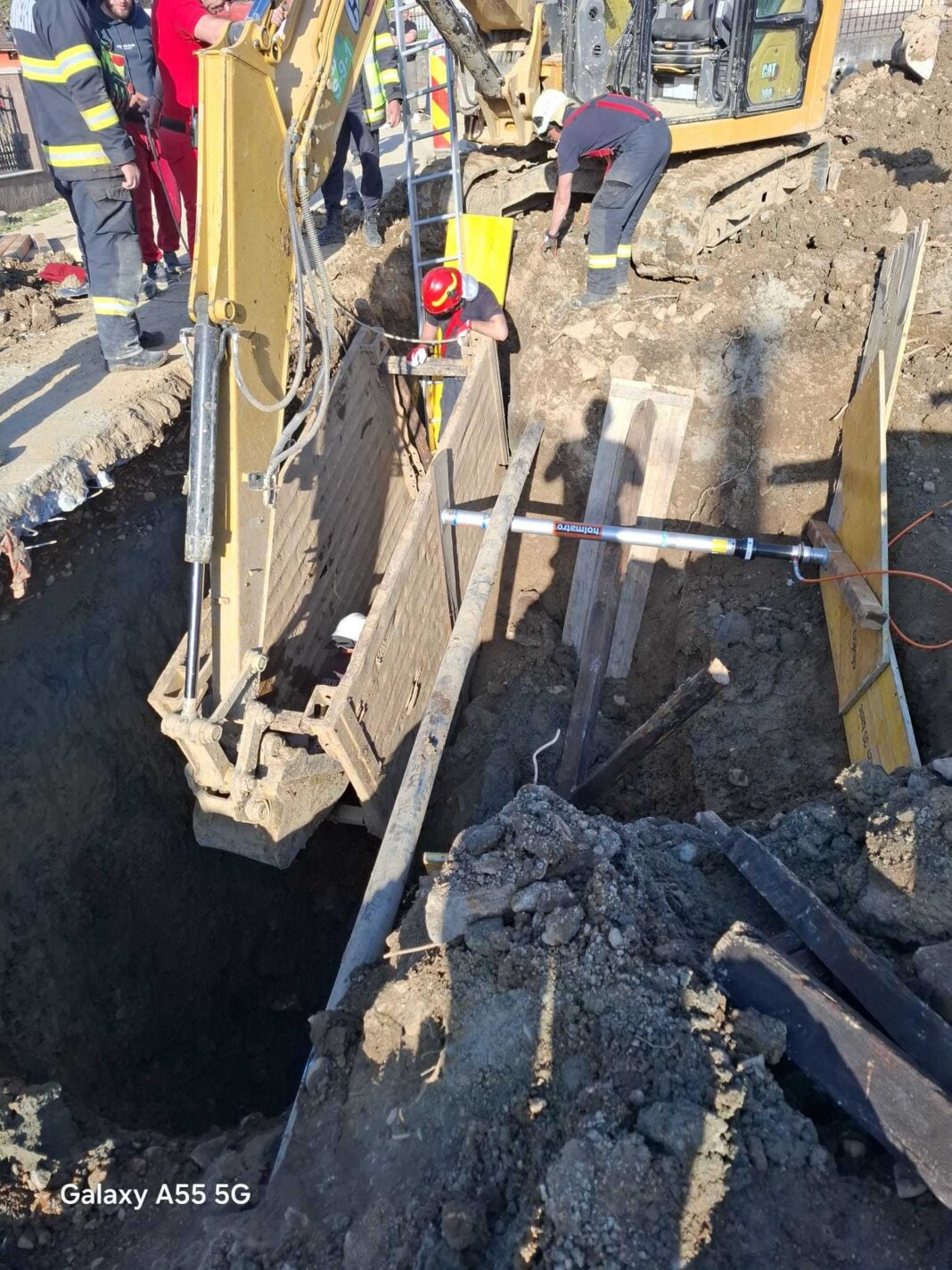 NEWS.ro: Satu Mare: Un bărbat a murit după ce a fost prins sub un mal de pământ, la o adâncime de 3-4 metri/ El a fost scos de pompieri şi predat echipajelor medicale, care au declarat decesul