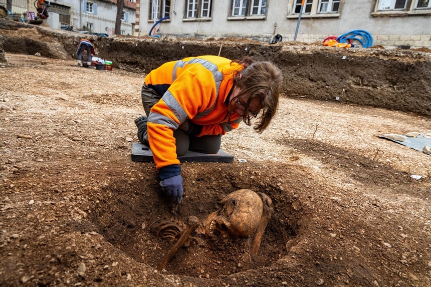 NEWS.ro: Schelet antic stând în poziţie verticală, descoperit în Franţa