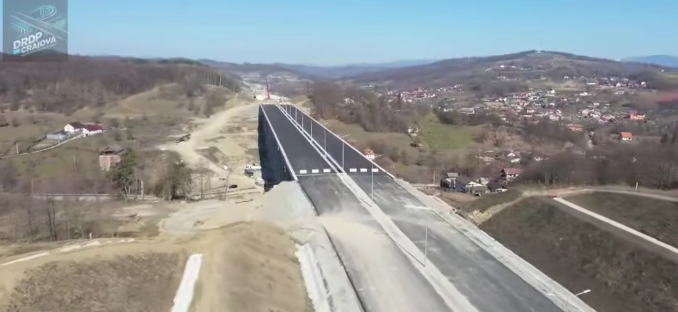 NEWS.ro: Se apropie de finalizare lucrările la tronsonul 4 al Autostrăzii Sibiu – Piteşti / S-ar putea deschide circulaţia în toamna acestui an, cu aproximativ 6 luni mai devreme - VIDEO