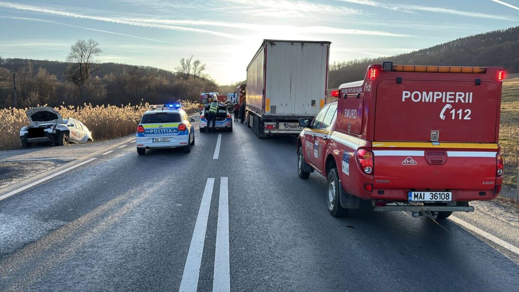 NEWS.ro: Sibiu: Un bărbat şi o fetiţă, transportaţi la spital după un accident produs pe DN 1, la Bradu/ Traficul, blocat