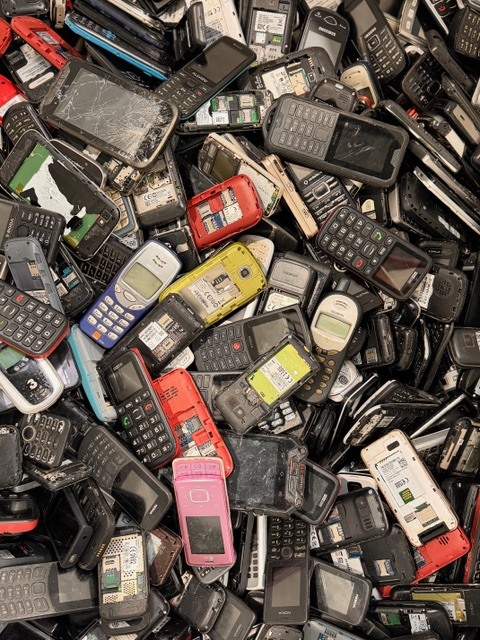 NEWS.ro: STUDIU. 86% dintre români ţin la sertar telefoanele mobile vechi. Aproape jumătate păstrează 2-3 dispozitive, iar unii au patru sau mai multe