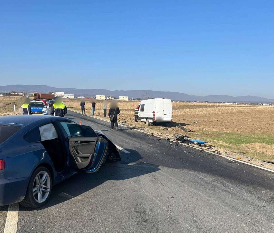 NEWS.ro: Suceava - Accident între un microbuz şi un autoturism. Trei persoane sunt implicate - FOTO