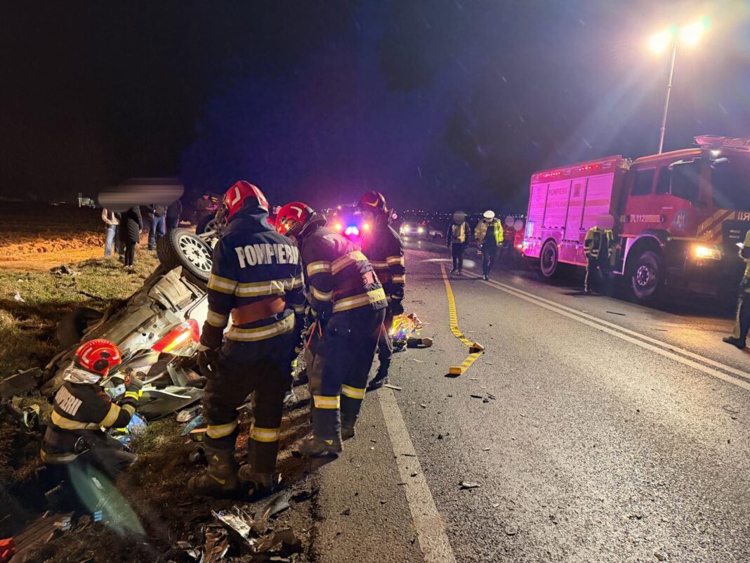 NEWS.ro: Suceava: Un mort şi doi răniţi, după ce două maşini s-au ciocnit frontal pe DN2/ Răniţii, un bărbat şi o femeie, au fost duşi la spital/ Ambele autoturisme, distruse complet/ În accident a fost implicat şi un microbuz - FOTO