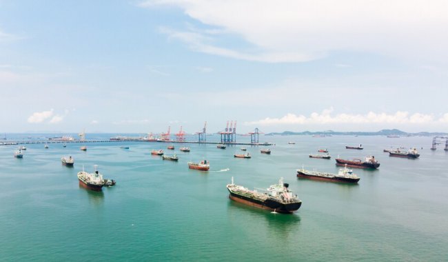 NEWS.ro: Tarifele pentru supertancurile petroliere ating un nivel record, pe măsură ce asigurătorii renunţă la acoperirea de risc de război în Orientul Mijlociu