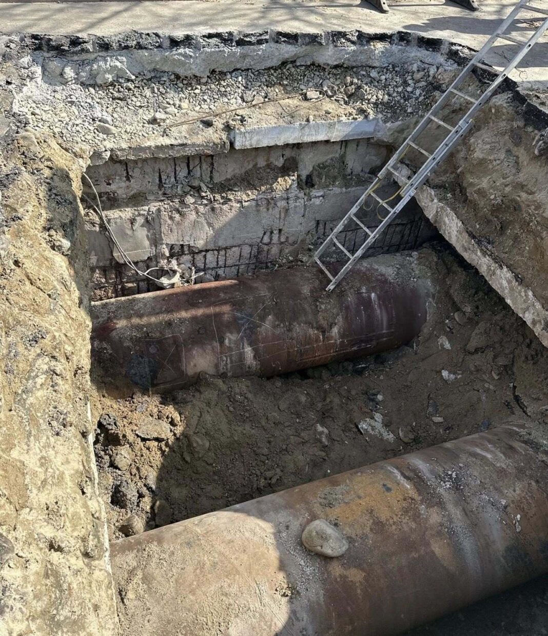 NEWS.ro: Termoenergetica: Aproximativ 10 plăci de beton au fost afectate în urma surpării asfaltului pe Şoseaua Mihai Bravu / Starea structurală a galeriei de termoficare, sever degradată, circulaţia rutieră nu poate fi reluată