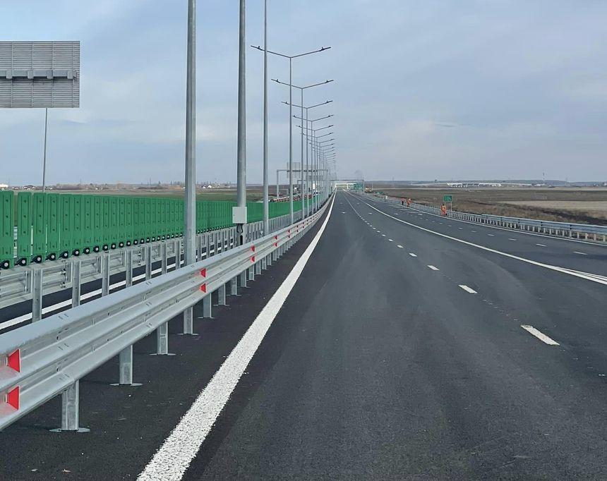 NEWS.ro: Trafic blocat pe ambele sensuri ale A3, în zona localităţiii Gruiu, din cauza unei cisterne care s-a răsturnat şi a rupt parapetul/ CNAIR: Este pericol de explozie