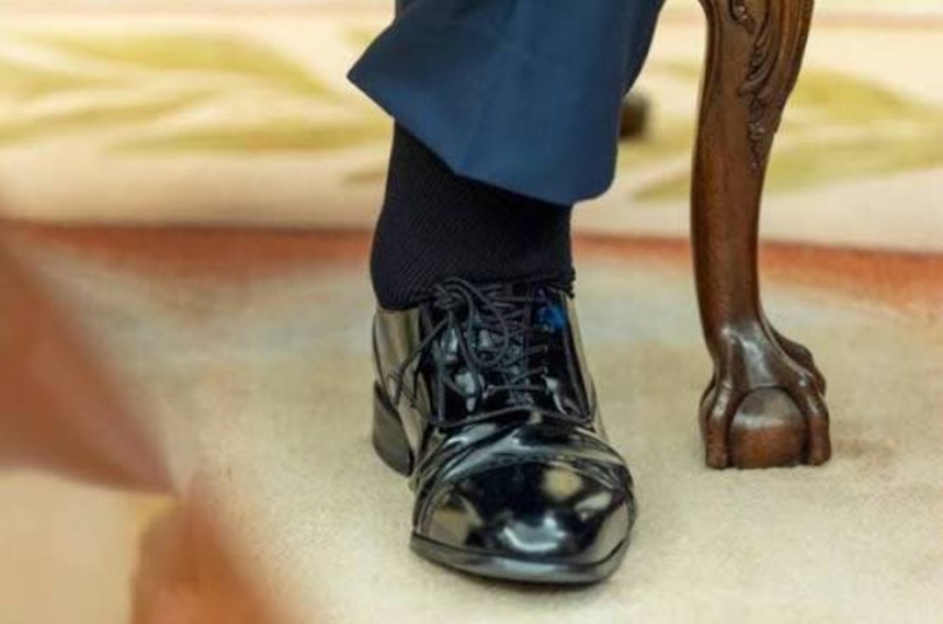 NEWS.ro: Trump se ”amuză” şi le oferă secretarilor săi aceeaşi marcă şi model de pantofi