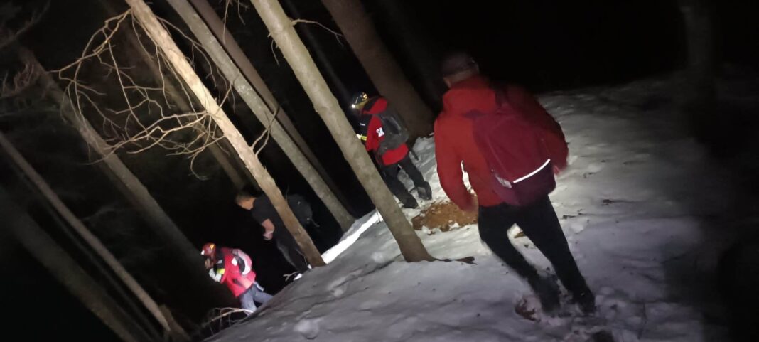 NEWS.ro: Turişti în pantofi, în zona montană înaltă, unde zăpada are 50 de centimetri / Două persoane, în risc de hipotermie, coborâte de salvamontiştii din Săcele