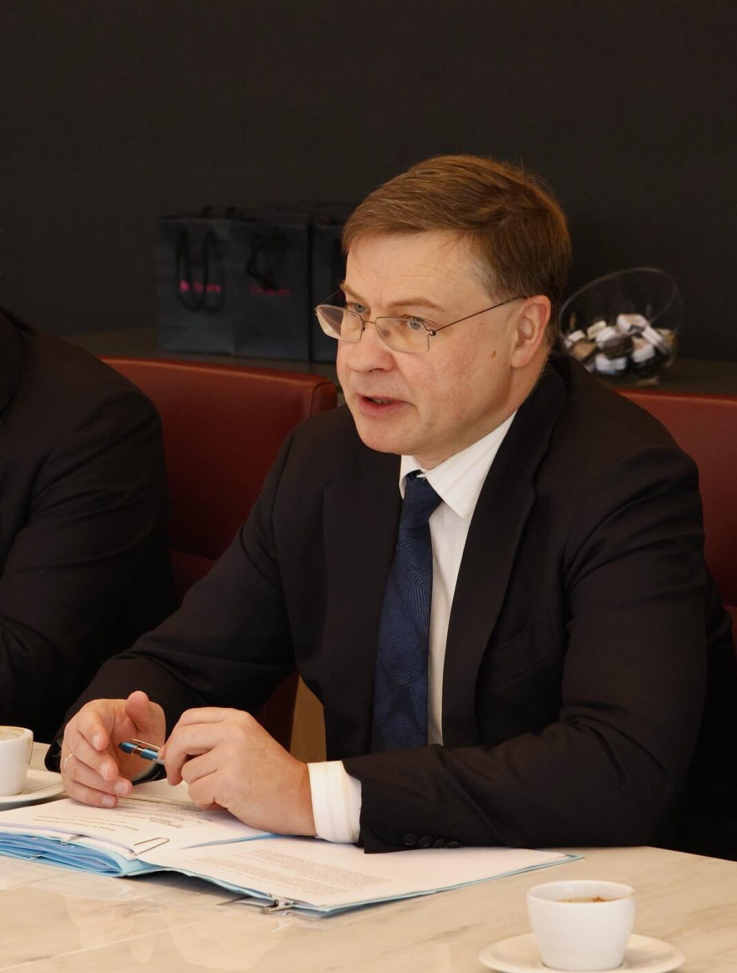 NEWS.ro: UE cere SUA să aplice cu stricteţe plafonul de preţ stabilit de G7 pentru petrolul rusesc