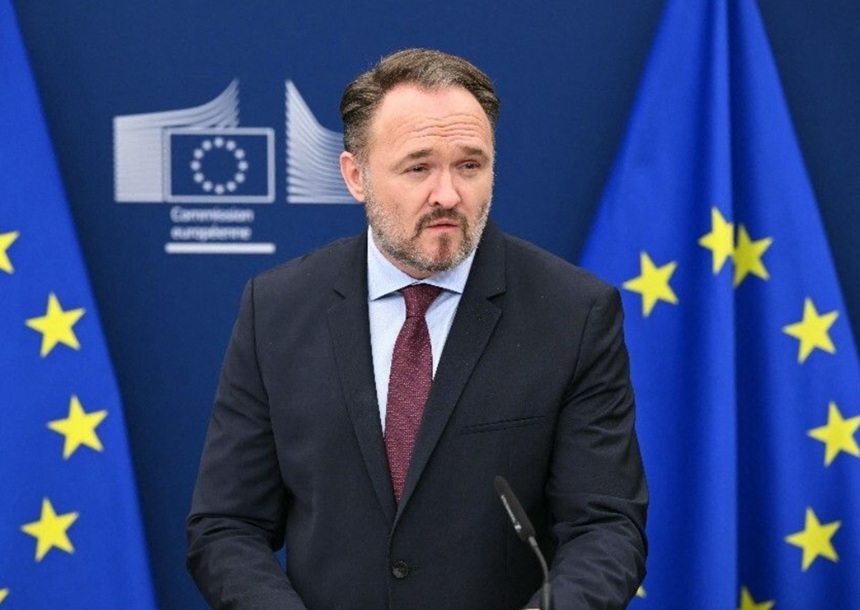 NEWS.ro: UE le recomandă statelor membre ”care pot” să scadă preţul energiei. Comisarul european însărcinat cu Energia, danezul Dan Jorgensen, calculează că această măsură poate reduce factura consumatorului cu o medie de ”200 de euro pe an”