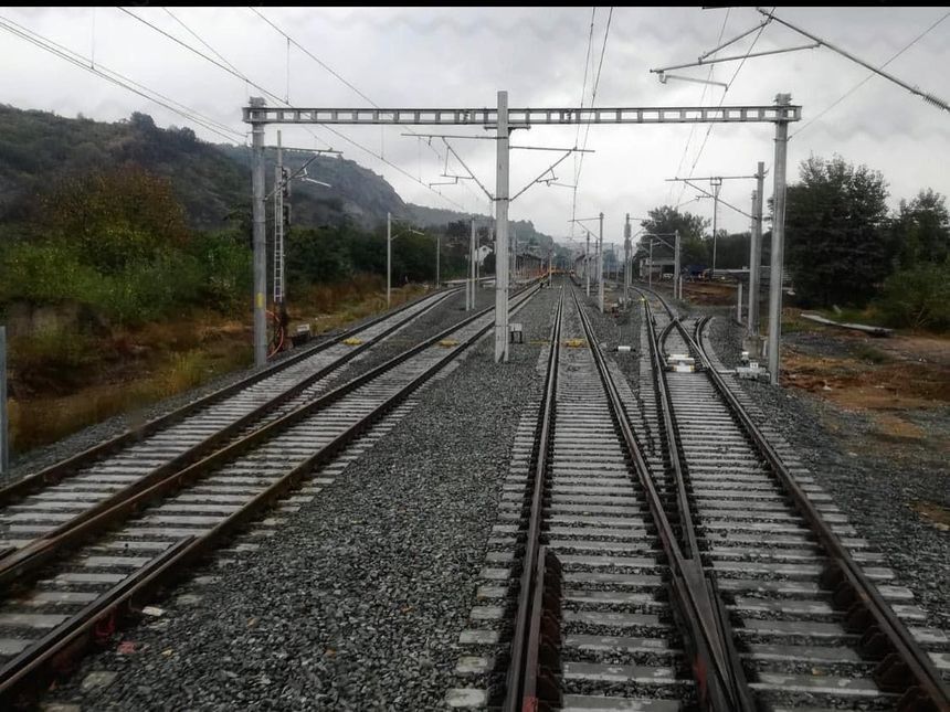 NEWS.ro: Un adolescent a fost rănit, după ce s-a urcat pe un tren de marfă descompus în Halta Chiajna / A intrat în contact cu instalaţiile electrificate ale infrastructurii feroviare, fiind electrocutat