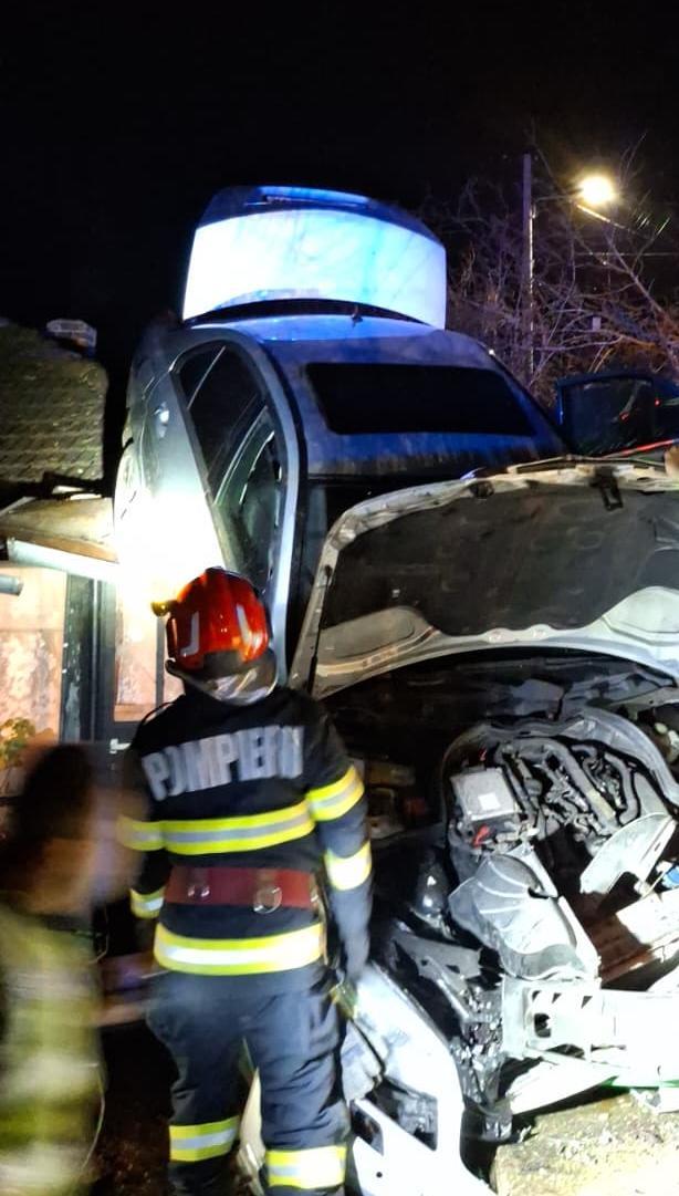 NEWS.ro: Un autoturism a ieşit de pe şosea şi a ajuns pe acoperişul unei case, într-un sat din Prahova/ Cele patru persoane din maşină şi persoana aflată în locuinţă au scăpat fără răni - FOTO