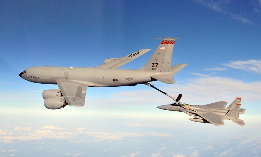 NEWS.ro: Un avion american de realimentare cu carburant în zbor de tip Boeing KC-135 ”Stratotanker” se prăbuşeşte în vestul Irakului. Două avioane implicate în incident. Unul s-a prăbuşit, celălalt a aterizat în siguranţă. Operaţiuni de căutare şi salvare, în curs