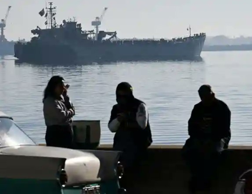 NEWS.ro: Un petrolier care navighează sub pavilionul Hong Kongului, Sea Horse, se pregăteşte să livreze clandestin motornă de origine rusească Cubei. Nava transportă 190.000 de barili, încărcaţi de pe altă navă în largul Ciprului