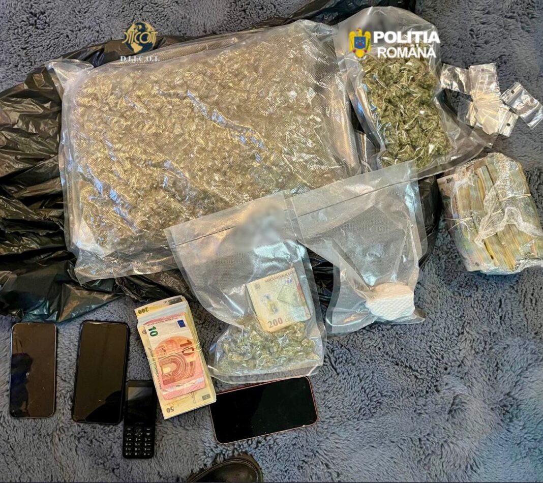 NEWS.ro: Un tânăr a fost prins în flagrant în timp ce vindea cocaină în Bucureşti / 1,2 kilograme canabis şi cocaină, descoperite la percheziţii
