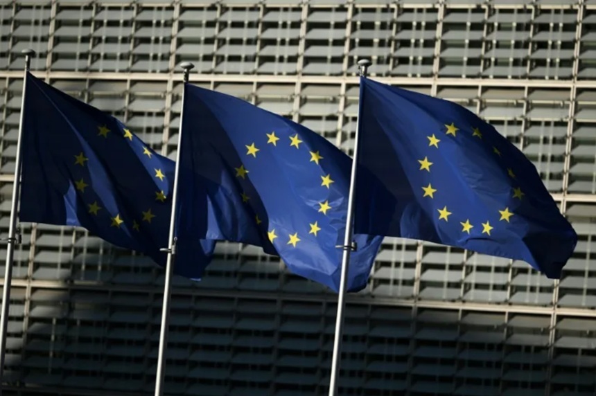 NEWS.ro: Uniunea Europeană se declară pregătită să-şi apere interesele după ce Trump ameninţă să rupă relaţiile comerciale ale SUA cu Spania. Comisia Europeană ”aşteaptă ca SUA să-şi respecte în întregime angajamentele”