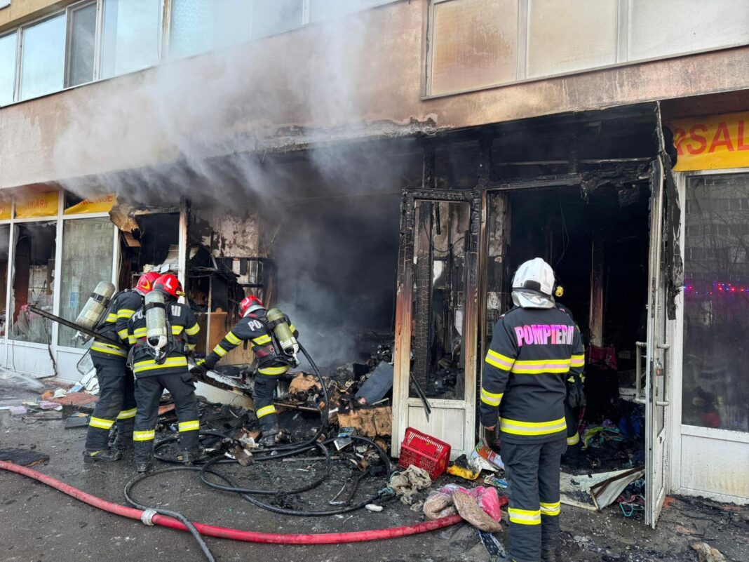 NEWS.ro: UPDATE - Bucureşti: Incendiu la un spaţiu comercial aflat la parterul unui bloc situat în Şoseaua Pantelimon / Flăcările s-au extins pe o suprafaţă de aproximativ 100 de metri pătraţi, precum şi la faţada blocului / Incendiul a fost localizat