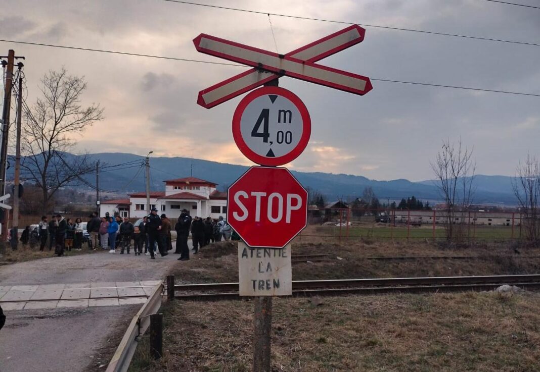 NEWS.ro: UPDATE - Căruţă lovită de tren în Miercurea Ciuc/ O femeie a murit, un bărbat a fost dus la spital, iar trei copii sunt răniţi, din care un bebeluş în stop respirator/ În zonă a fost trimis şi un elicopter SMURD/ Trafic feroviar oprit