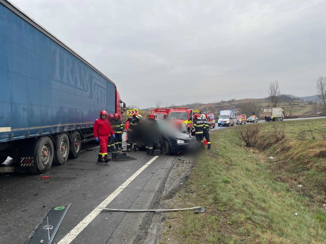 NEWS.ro: UPDATE - Cluj: Şase persoane, rănite într-un accident în care au fost implicate două camioane şi un autoturism/ Cinci bărbaţi, încarceraţi/ Traficul pe DN 1F, oprit
