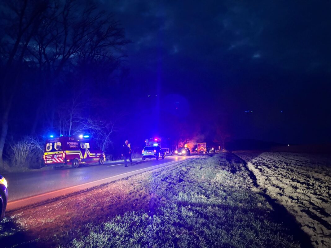 NEWS.ro: UPDATE - Două autoturisme s-au ciocnit pe DN 15D, în judeţul Neamţ/ Una dintre maşini a luat foc după impact/ Patru persoane au murit, alte trei au fost rănite/ A fost activat Planul Roşu de Intervenţie/ Traficul, blocat