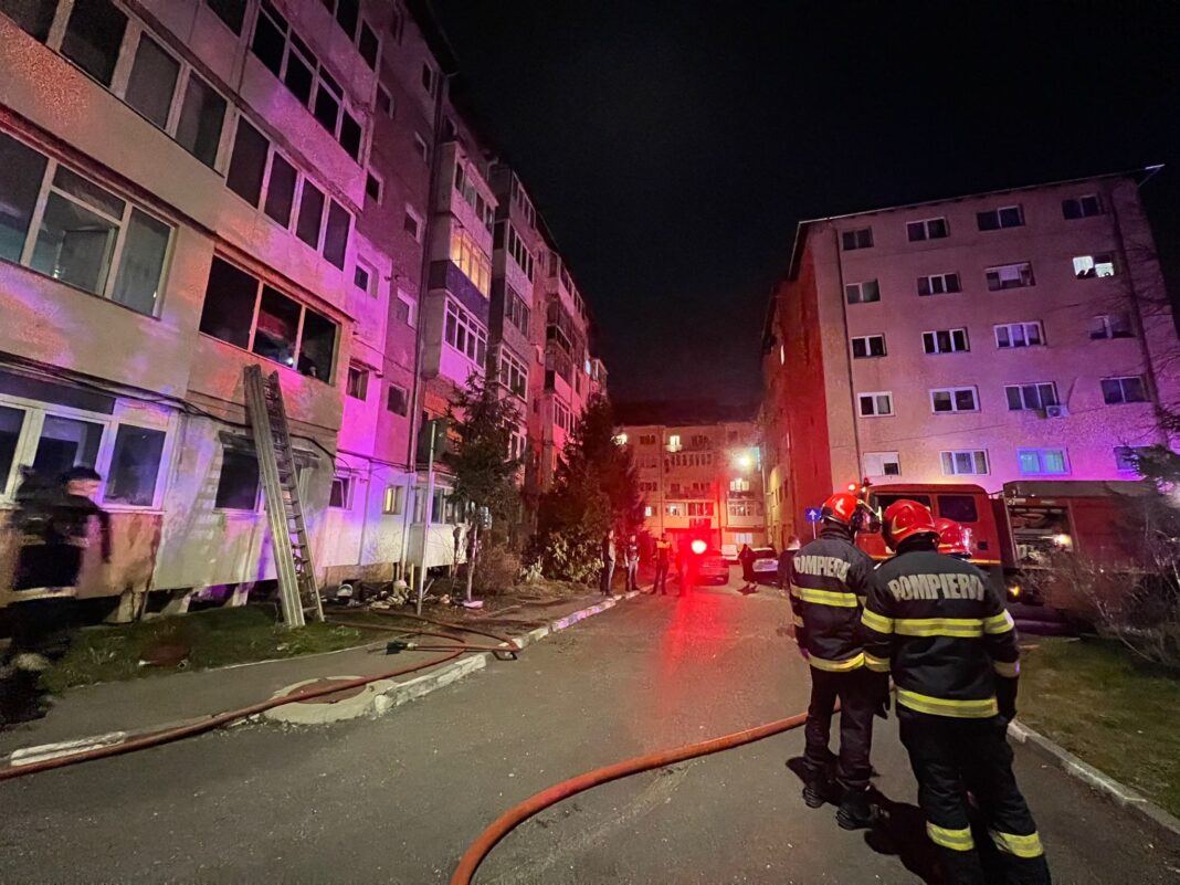 NEWS.ro: UPDATE - Incendiu, cu degajări mari de fum, într-un apartament de la etajul întâi al unui bloc din municipiul Sibiu/ Circa 50 de locatari, evacuaţi/ Un bărbat de 70 de ani din apartament, resuscitat şi transportat la UPU