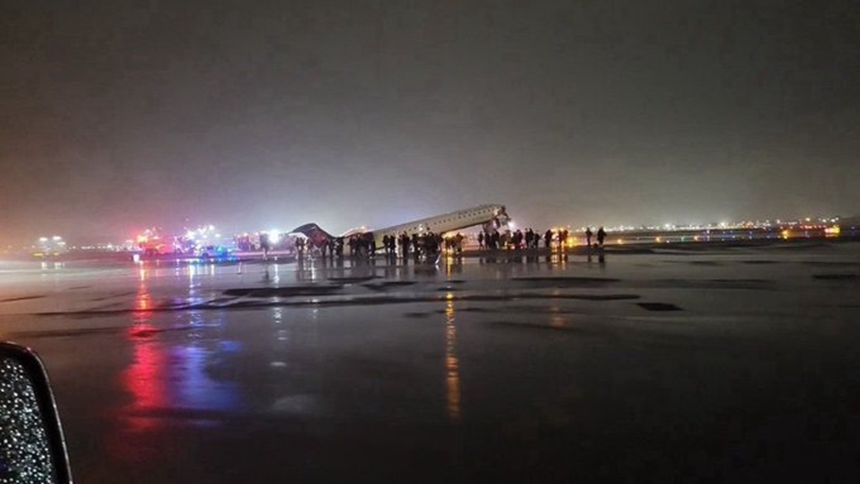 NEWS.ro: UPDATE - New York: Patru persoane au fost rănite, după ce un avion cu pasageri a lovit un vehicul pe pistă la aeroportul LaGuardia. Traficul a fost întrerupt - VIDEO