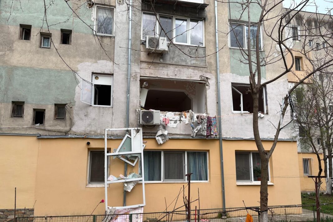 NEWS.ro: UPDATE - Olt: Explozie într-un apartament dintr-un bloc din Caracal/ Proprietara, transportată la spital cu arsuri/ 25 de persoane, evacuate/ Deflagraţia, cauzată de o acumulare de gaze de la un aragaz - VIDEO