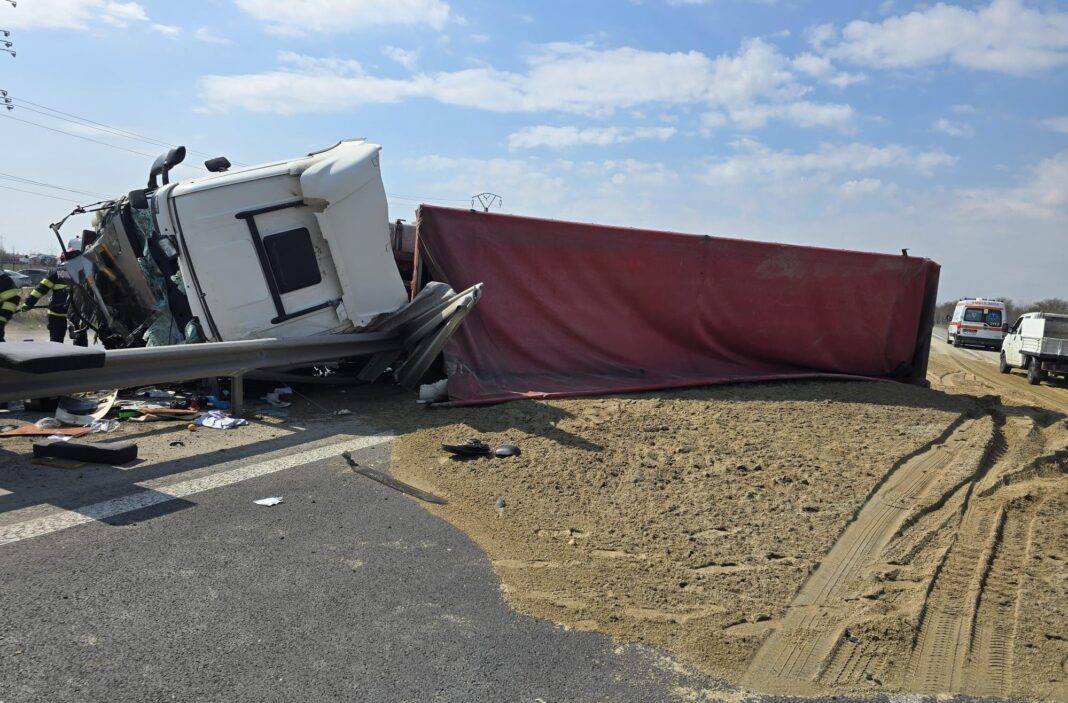 NEWS.ro: UPDATE - Trafic dificil şi coloane de maşini pe autostrada A1 Bucureşti-Piteşti, după ce un camion cu nisip care venea spre Capitală s-a răsturnat, iar încărcătura s-a împrăştiat pe şosea/ Şoferul, rămas încarcerat, a fost salvat şi dus la spital - FOTO