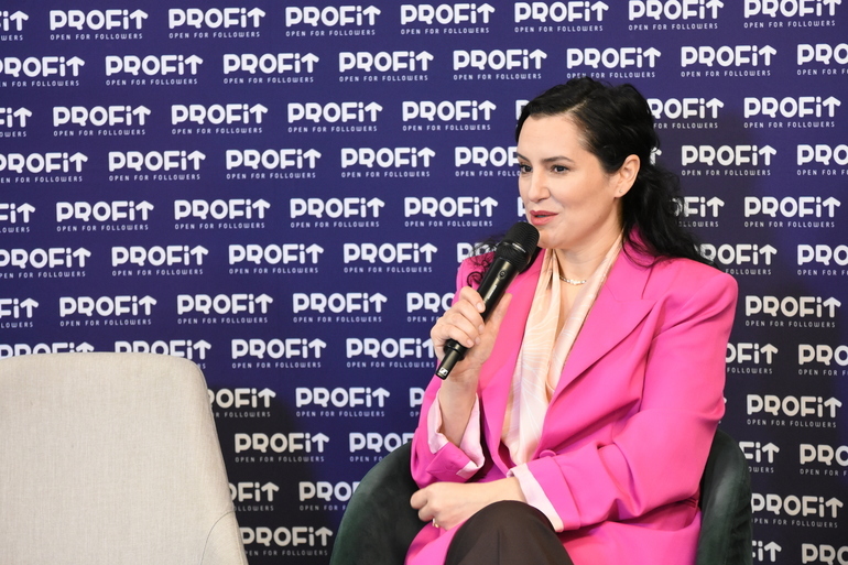 NEWS.ro: Vicepreşedinte CNAS: Deasupra noastră stă aşa o sabie, a lansat-o Guvernul României, acea reducere de 10% de personal. Nu vom mai reuşi să facem acţiuni de control şi s-ar putea reflecta în lipsa întoarcerii fondurilor cheltuite eronat sau fraudulos